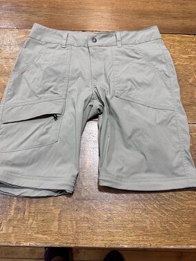 Columbia women’s. Sz 10 Beige Ripstop Outdoor Shorts zip off pants not included
